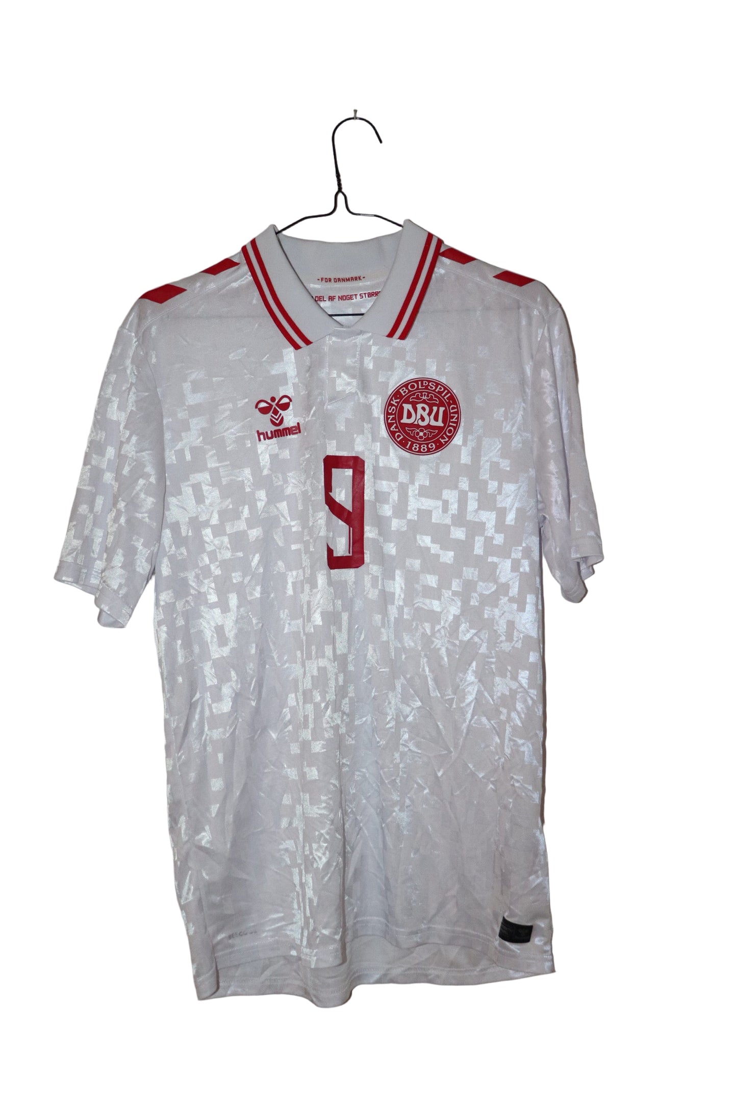 Danmark landsholdstrøje – hjemmetrøje (hvid) med navn og nummer “Højlund 9”.
Str. M – stand 8/10