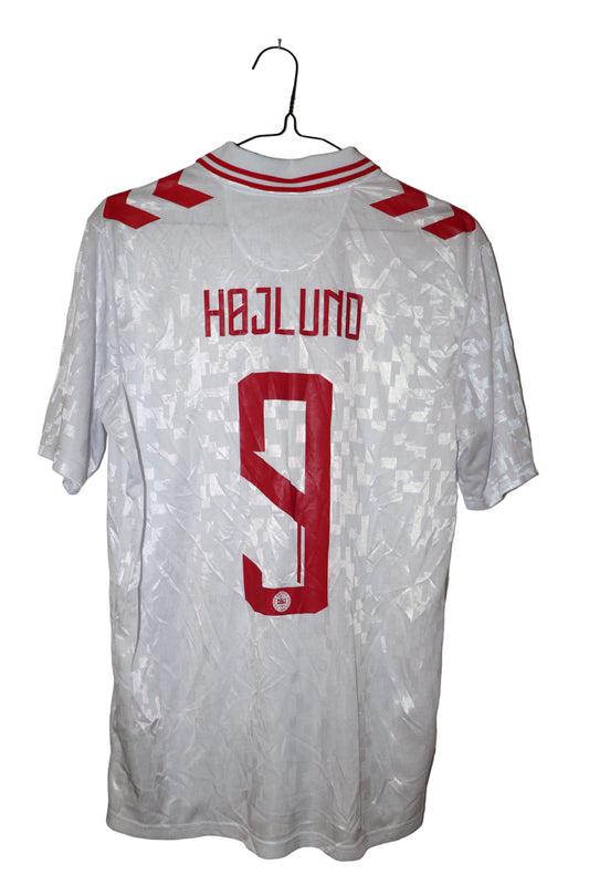 Danmark landsholdstrøje – hjemmetrøje (hvid) med navn og nummer “Højlund 9”.
Str. M – stand 8/10